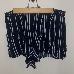 WHITE AND BLUE STRIPPED SHORTS